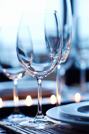 Verres à vin sur la Table du Restaurant Photographie de stock - Rights-Managed, Code: 700-02010471