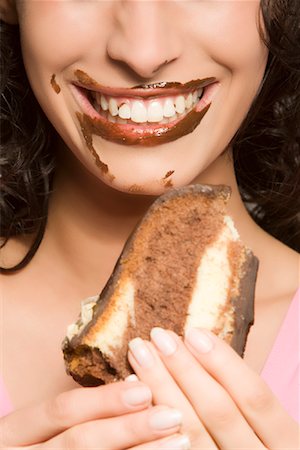 Femme au chocolat sur son visage mangé le gâteau Photographie de stock - Rights-Managed, Code: 700-02038116