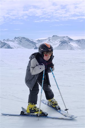 esqui na neve - Boy Skiing Foto de stock - Direito Controlado, Número: 700-02038283