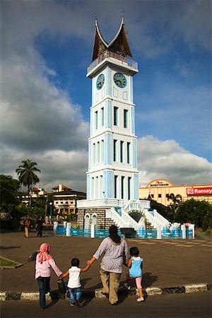 Famille regardant le tour de l'horloge, Jam Gadang, Bukittinggi, Sumatra, Indonésie Photographie de stock - Rights-Managed, Code: 700-02046584