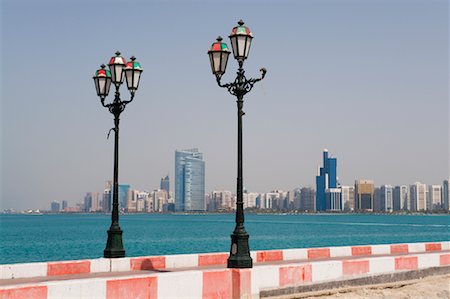 Promenade qui longe le bord de l'eau, Abu Dhabi, Émirats Arabes Unis Photographie de stock - Rights-Managed, Code: 700-02046714