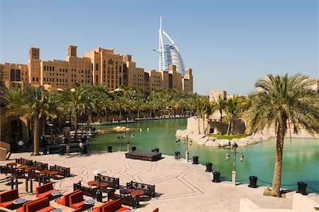 Madinat Jumeirah Complex, Burj al Arab Hotel in Background, Jumeirah, Dubai, United Arab Emirates Foto de stock - Con derechos protegidos, Código: 700-02046738