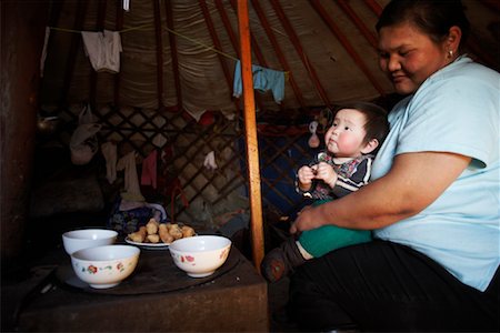 Mère et enfant dans une yourte, Mongolie Photographie de stock - Rights-Managed, Code: 700-02046979