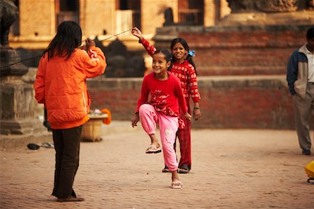 seilspringen - Kinder überspringen Street, Kathmandu, Nepal Stockbilder - Lizenzpflichtiges, Bildnummer: 700-02047005