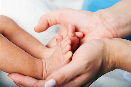 Mains de la mère tenant les pieds de bébé Photographie de stock - Rights-Managed, Code: 700-02047066