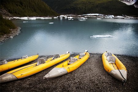 Kayak sur la rive du lac Glacier Valdez, Alaska, USA Photographie de stock - Rights-Managed, Code: 700-02055917