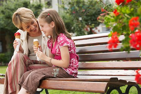 eating ice cream cone - Grand-mère et petite-fille ayant des cornets de crème glacée Photographie de stock - Rights-Managed, Code: 700-02056032