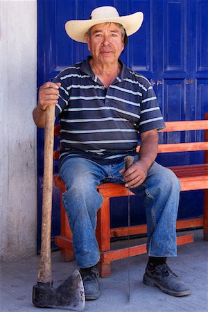 Portrait of Man With Axe and Machete, Zitacuaro, Michoacan, Mexico Foto de stock - Direito Controlado, Número: 700-02056613