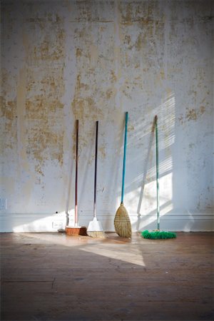 productos para limpieza - Various Brooms in Empty Room Foto de stock - Con derechos protegidos, Código: 700-02056680