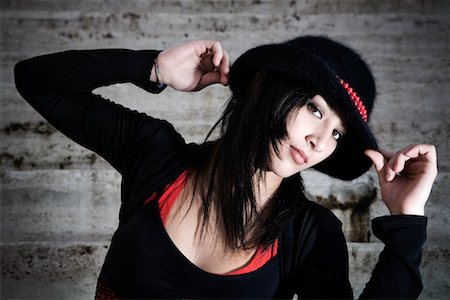 simsearch:700-02833506,k - Female Hip Hop Dancer Wearing Hat and Posing Fotografie stock - Rights-Managed, Codice: 700-02063813