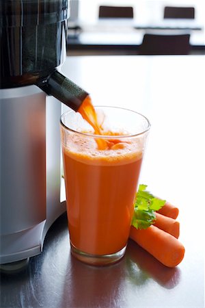 presse-fruits - Presse-agrumes et le jus de carotte Photographie de stock - Rights-Managed, Code: 700-02063931