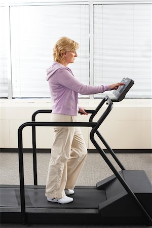 Woman using Treadmill Foto de stock - Con derechos protegidos, Código: 700-02071767