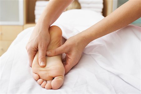 rimedio contro il dolore - Close-up of Woman's Foot being Massaged Fotografie stock - Rights-Managed, Codice: 700-02071802