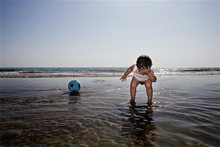 Petit garçon jouant sur la plage, Tor San Lorenzo, Ardea, Lazio, Italie Photographie de stock - Rights-Managed, Code: 700-02080043