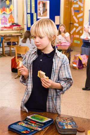 simsearch:6116-06939474,k - Children in Classroom Eating Snacks Foto de stock - Con derechos protegidos, Código: 700-02080324