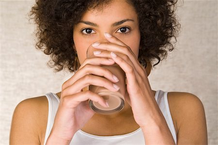 Portrait de femme buvant du lait au chocolat Photographie de stock - Rights-Managed, Code: 700-02080450