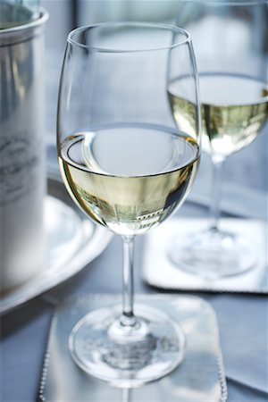 dining celebration - Close-up of White Wine Foto de stock - Con derechos protegidos, Código: 700-02080694