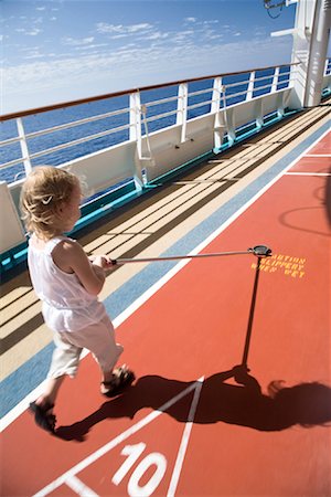 Little Boy Playing Shuffleboard on Cruise Ship Foto de stock - Con derechos protegidos, Código: 700-02080937
