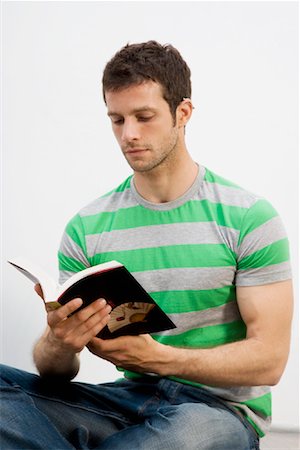 Man Sitting on Floor Reading Book Foto de stock - Con derechos protegidos, Código: 700-02081585