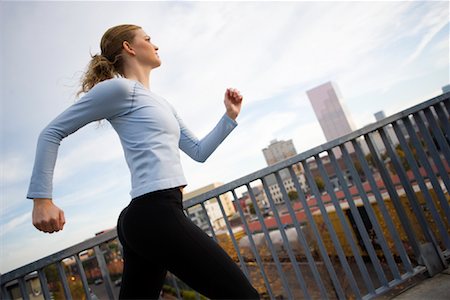 portland - Woman Jogging on City Bridge, Portland, Oregon, USA Foto de stock - Con derechos protegidos, Código: 700-02081902