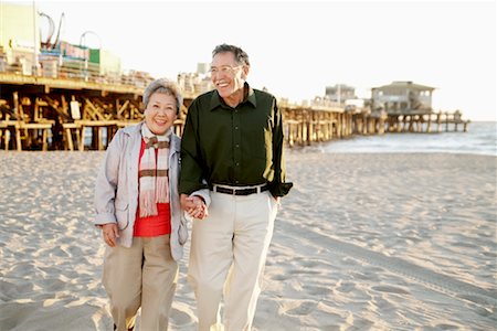 Couple marchant sur la plage, la jetée de Santa Monica, Santa Monica, Californie, Etats-Unis Photographie de stock - Rights-Managed, Code: 700-02125345