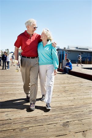 santa monica - Couple Walking on Boardwalk, Santa Monica Pier, Santa Monica, California, USA Foto de stock - Direito Controlado, Número: 700-02125346