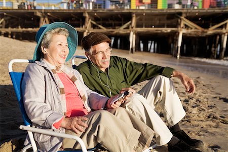 simsearch:700-02125384,k - Couple on Beach, Santa Monica Pier, Santa Monica, California, USA Foto de stock - Direito Controlado, Número: 700-02125343