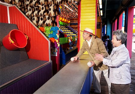 santa monica pier - Couple at Amusement Park, Santa Monica Pier, Santa Monica, California, USA Foto de stock - Con derechos protegidos, Código: 700-02125367