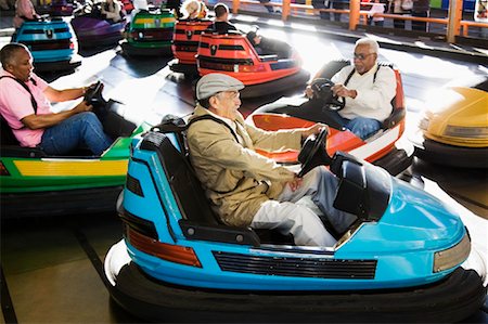 simsearch:700-02125384,k - Seniors Riding Bumper Cars, Santa Monica Pier Amusement Park, California, USA Foto de stock - Direito Controlado, Número: 700-02125384