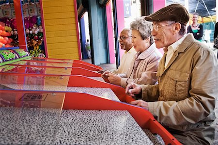 Seniors Playing Amusement Arcade Game at Santa Monica Pier, California, USA Foto de stock - Con derechos protegidos, Código: 700-02125381