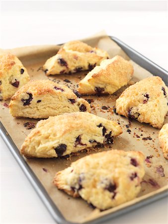 Blaubeere Zitrone Scones auf ungebleichtem Pergamentpapier Stockbilder - Lizenzpflichtiges, Bildnummer: 700-02125481