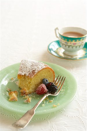 Thé et gâteau aux amandes avec baies Photographie de stock - Rights-Managed, Code: 700-02125483
