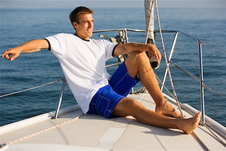 proa - Man Sitting on Bow of Sailing Yacht Foto de stock - Con derechos protegidos, Código: 700-02125559