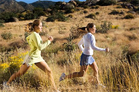 Deux femmes en cours d'exécution sur le sentier désert, Albuquerque, Nouveau-Mexique Photographie de stock - Rights-Managed, Code: 700-02125579