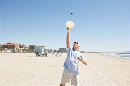paddle - Homme jouer au ballon de pagaie sur Beach, Santa Monica Pier, Santa Monica, Californie, USA Photographie de stock - Rights-Managed, Code: 700-02125704