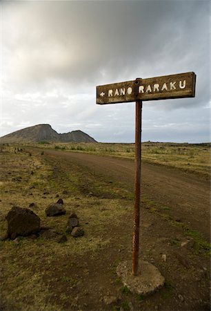 poste indicador - Sign and Road to Rano Raraku, Easter Island, Chile Foto de stock - Con derechos protegidos, Código: 700-02128886