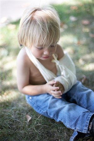 fratura - Boy with Broken Arm in Cast Foto de stock - Direito Controlado, Número: 700-02129076