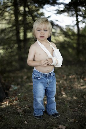 fratura - Boy with Broken Arm Foto de stock - Direito Controlado, Número: 700-02129072