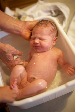 father son bath - Newborn Baby Having First Bath Foto de stock - Con derechos protegidos, Código: 700-02129143