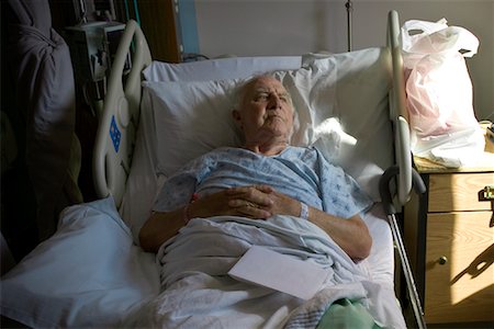 Homme couché dans son lit d'hôpital Photographie de stock - Rights-Managed, Code: 700-02121242