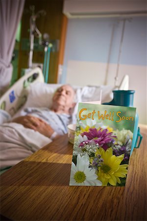 Älterer Mann im Krankenhaus mit Get Card auch bald auf Tisch Stockbilder - Lizenzpflichtiges, Bildnummer: 700-02121243