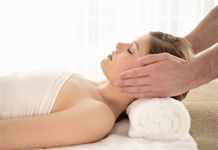 Frau bekommen eine Massage Stockbilder - Lizenzpflichtiges, Bildnummer: 700-02121353
