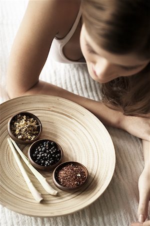 Plateau d'herbes et épices utilisées pour les soins de beauté Photographie de stock - Rights-Managed, Code: 700-02121402