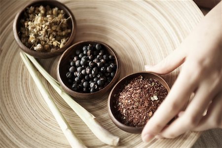 Tray of Herbs and Spices Used for Beauty Treatments Fotografie stock - Rights-Managed, Codice: 700-02121403