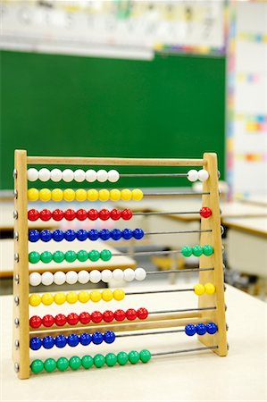 Abacus on Desk in Classroom Foto de stock - Direito Controlado, Número: 700-02121497