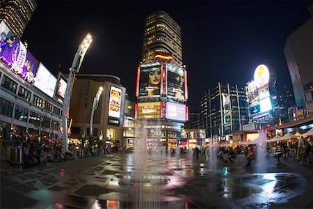 simsearch:700-03891073,k - Centre Eaton au crépuscule, Yonge-Dundas Square à Toronto, Ontario, Canada Photographie de stock - Rights-Managed, Code: 700-02121673