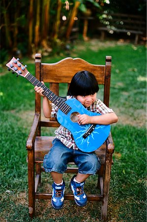 simsearch:700-02232030,k - Boy Playing Guitar Outdoors Foto de stock - Direito Controlado, Número: 700-02130198