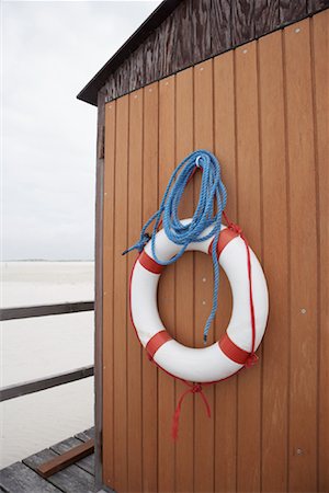 Gilet de sauvetage sur le côté du hangar à bateaux, St Peter-Ording, Nordfriesland, Schleswig-Holstein en Allemagne Photographie de stock - Rights-Managed, Code: 700-02130500