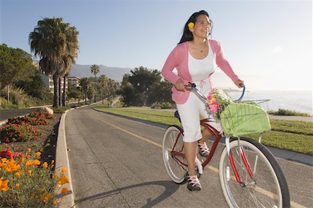 simsearch:700-02264934,k - Femme cyclisme sur piste cyclable, Shoreline Drive, Santa Barbara, Californie, USA Photographie de stock - Rights-Managed, Code: 700-02156873