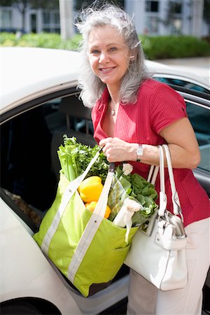 shopping bags in car - Woman Putting Groceries into Car Foto de stock - Con derechos protegidos, Código: 700-02176525